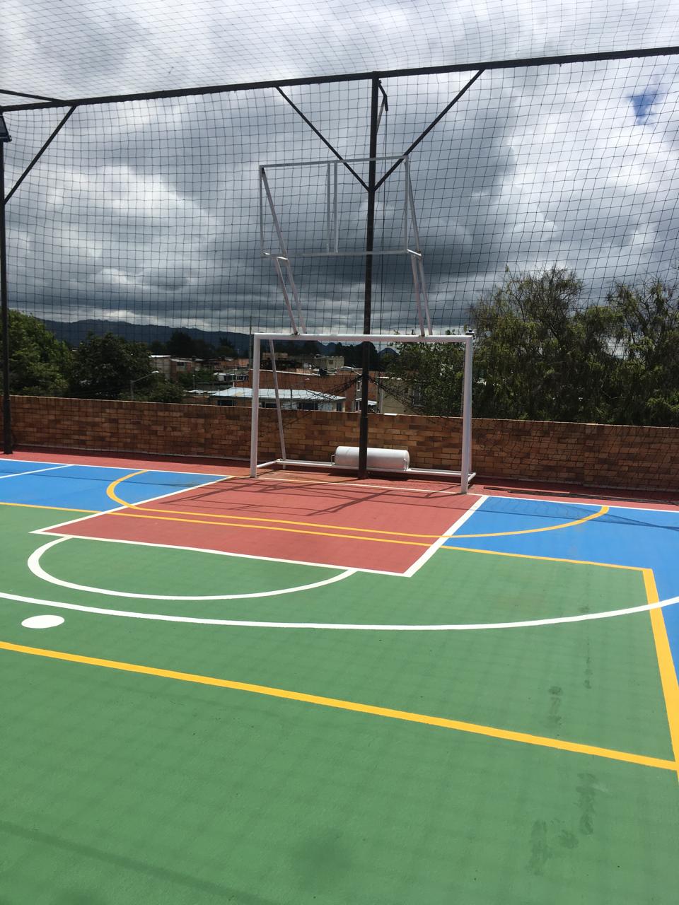 Cancha Múltiple Movible para Baloncesto y Microfútbol – Estructura Metálica Profesional