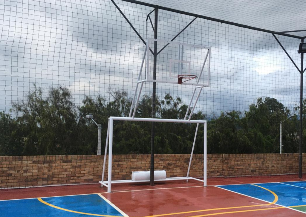 Cancha Múltiple Movible para Baloncesto y Microfútbol – Estructura Metálica Profesional